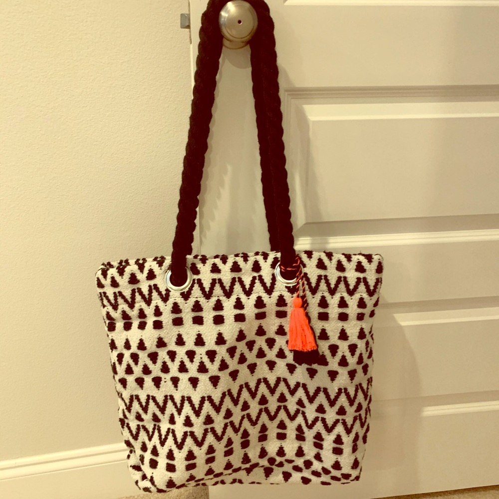 Large bag. Great for purse, laptop, or beach bag.